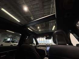 パノラミックスライディングルーフ付で開放感と採光あふれる室内空間となります。