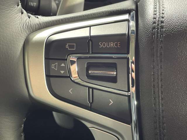 【ステアリングスイッチ】手元のボタンから、オーディオやナビなどの操作ができるので、よそ見をせずに安全に運転に集中できます！