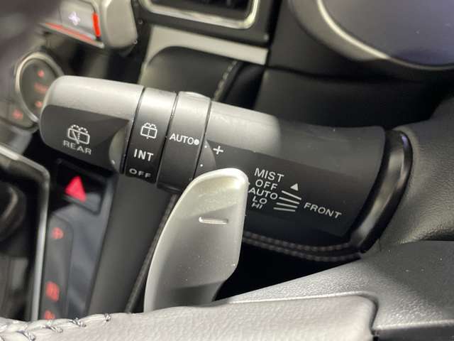 【パドルシフト（AT車）】MT車と同じように好きなギアで走ることができます！ステアリングから手を離さずに指先だけでシフト操作ができ、よりスポーティな走りをお楽しみいただけます。