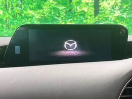 【8.8インチマツダコネクト】車内の雰囲気にマッチした大型のディスプレイ。スマホ接続でのナビ使用やBluetooth再生等、様々な機能が楽しめます。直感的なダイヤル操作が可能で、使い勝手も良好です。