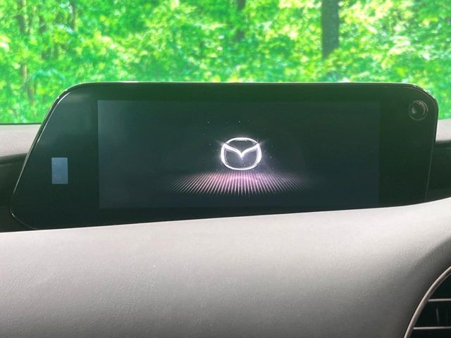 【8.8インチマツダコネクト】車内の雰囲気にマッチした大型のディスプレイ。スマホ接続でのナビ使用やBluetooth再生等、様々な機能が楽しめます。直感的なダイヤル操作が可能で、使い勝手も良好です。