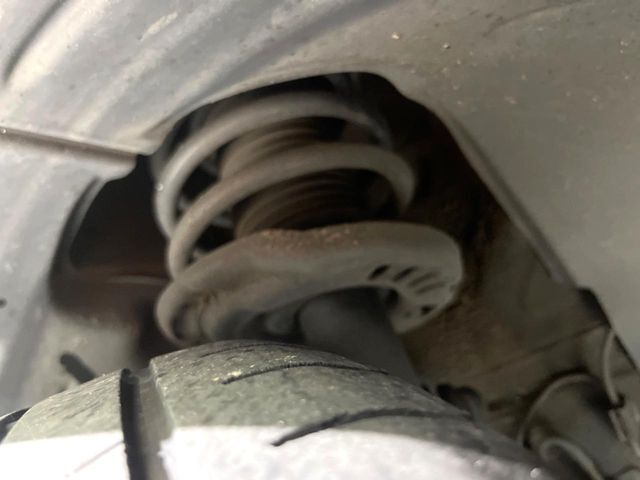 お車を安心してお乗りいただく為には、足回りの定期点検が欠かせません。サービスサポート（有償保証）では無料点検もご提供しており、安心のカーライフをお過ごしいただけるサポート体制が整っています。
