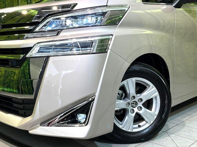 【LEDヘッドライト】悪天候や夜間走行時も良好な視界を確保し安心して運転できる高輝度LEDヘッドライトを装備！点灯速度が早く、消費電力も抑えられています。