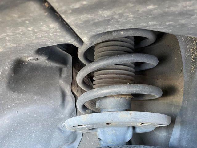 お車を安心してお乗りいただく為には、足回りの定期点検が欠かせません。サービスサポート（有償保証）では無料点検もご提供しており、安心のカーライフをお過ごしいただけるサポート体制が整っています。