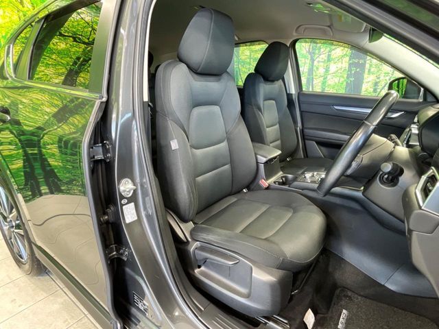 運転席まわりには十分なスペースがあり、大柄な方でもゆったり運転していただける環境です。