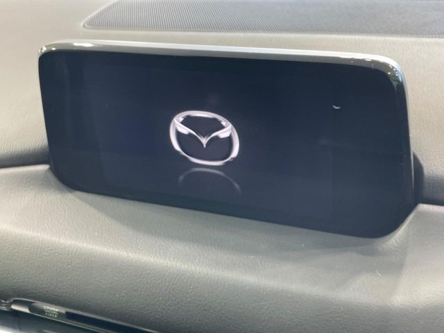 【マツダコネクトナビ】車内の雰囲気にマッチした一体型タイプのナビ。各種車輌設定やBluetooth再生等、様々な機能が楽しめます。直感的なダイヤル操作が可能で、使い勝手も良好です。