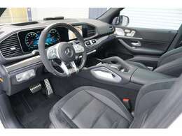 AMGインテリアカーボンパッケージ・AMGカーボンファイバーインテリアトリム・AMGパフォーマンスステアリング・エクステンデットウッドインテリアトリム　ブルメスターハイエンド3Dサラウンドサウンドシステム