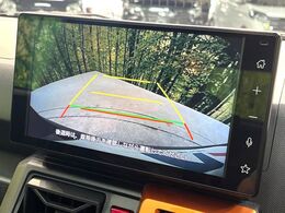 【バックカメラ】駐車時に後方がリアルタイム映像で確認できます。大型商業施設や立体駐車場での駐車時や、夜間のバック時に大活躍！運転スキルに関わらず、今や必須となった装備のひとつです！