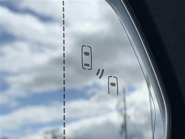 【ブラインドスポットモニター】レーダーで隣車線上の側方および後方から接近する車両を検知すると、検知した側のドアミラーの鏡面に備えたインジケーターの点灯でドライバーに通知します。