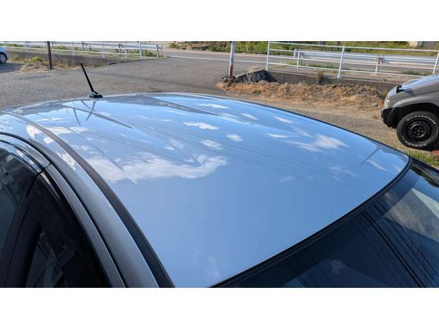 ルーフは最も太陽の熱を受けます。色アセがしやすいところです。こちらの車両は色アセ、クリア剥がれなどなく、綺麗な状態です。これからもこの状態を保つため、ボディーコーティングをお勧めしています。
