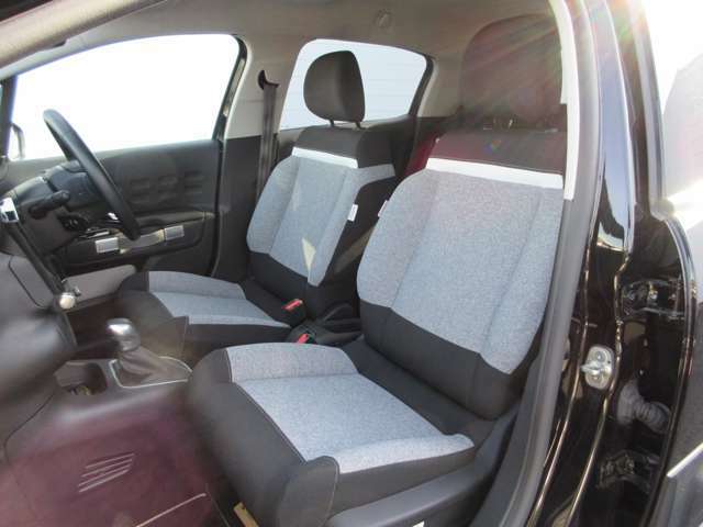 助手席にもシートリフレクターで上下調整可能！助手席にこの機能は国産車ではほとんどありませんよね。