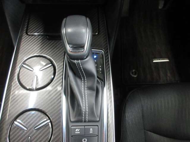 マニュアル感覚でチェンジできる6速シーケンシャルシフトマチック＆パドルシフトを装備。