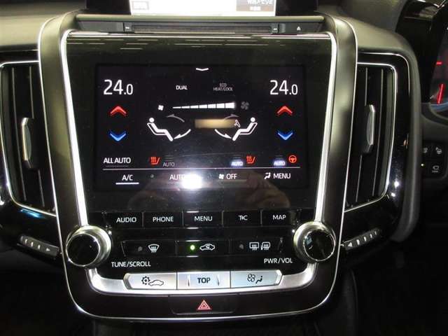 タッチパネル式のエアコンパネルは左右独立温度コントロールフルオートエアコンです。