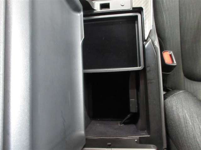 大型のセンターコンソールボックスです。