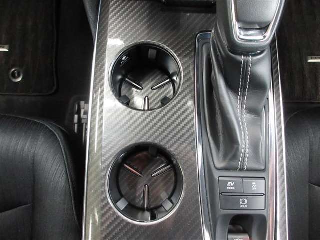 使わない時はセンターコンソールとフラットなデザインになる昇降式のカップホルダーです。