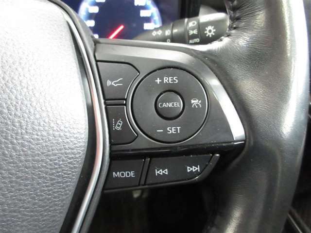 オーディオをコントロールできるステアリングスイッチ付。