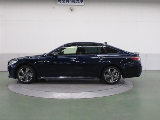 フロントはハイマウントマルチリンク、リヤはマルチリンクサスペンションで高い路面追従性を確保しました。