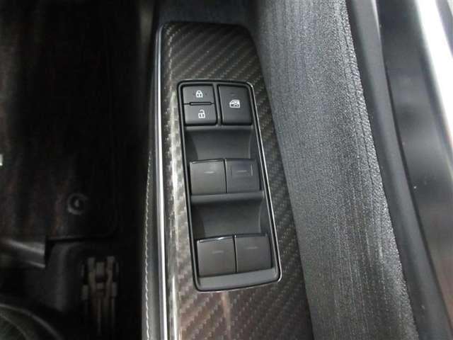 乗員全員が快適に操作できる、全席オート機構付ワンタッチパワーウィンドウです。