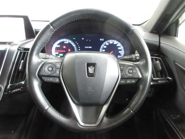 オーディオをコントロールできるステアリングスイッチ付。