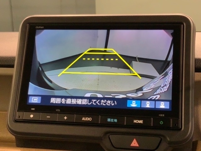 リバースギアに入れるだけで後方の表示へ切り替わります。夜間や雨の日の駐車も楽になりますよ。