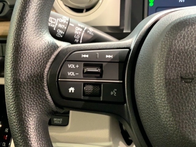 ステアリングにオーディオ操作スイッチが付いています。オーディオ画面に直接タッチしなくても操作が出来ますので、運転に集中できます。