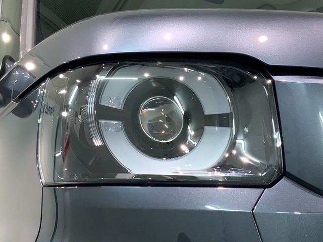 LEDヘッドライトは、点灯の瞬間から最大光量を発揮し、突然暗くなるトンネルなどでの安定感を高めます。
