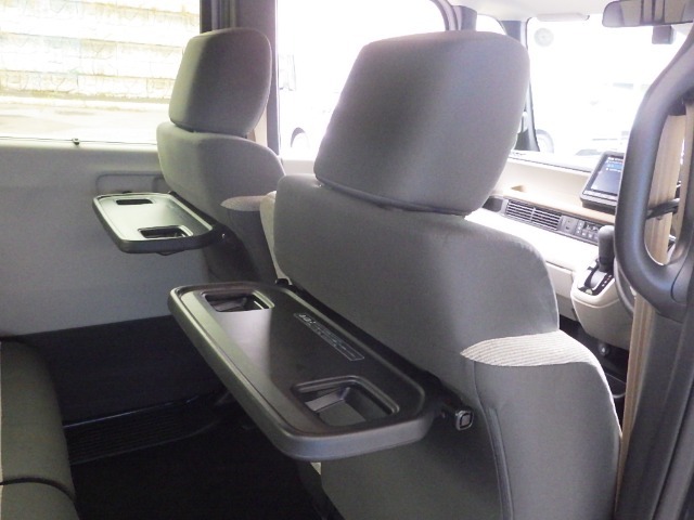 運転席・助手席の後ろには収納式のテーブルが付いています。