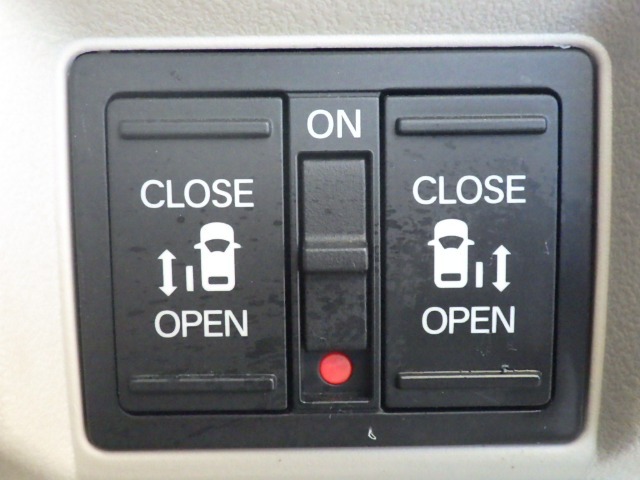 ■両側電動スライドドア■運転席脇のスイッチを押すだけで、両側それぞれのドアを開閉することが出来ます！お子様の送迎時などに便利ですね♪