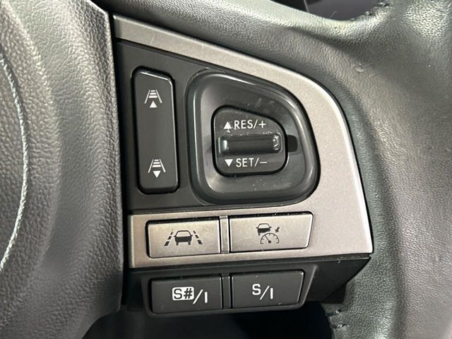 【全車速追従機能付クルーズコントロール】高速道路での長距離走行が楽に！！自動で速度を保つクルーズコントロールが、衝突軽減システムと連携し、前方の車両を感知して車間を保つように速度調節してくれます！！