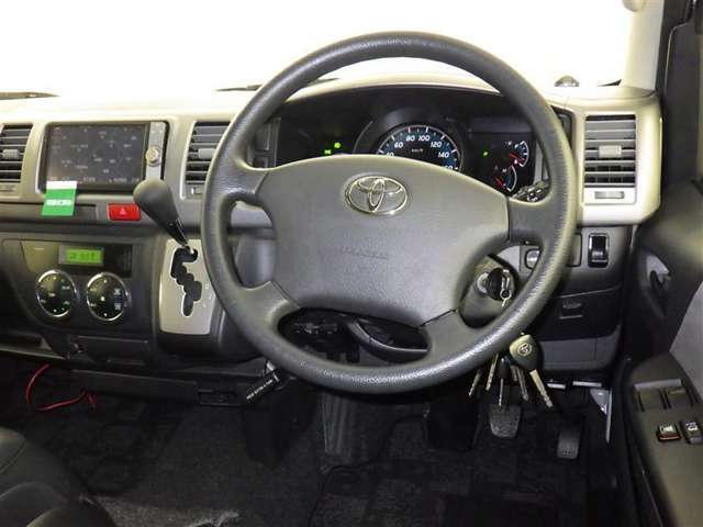 運転の際、常に目にする部分だけにシックで飽きのこないデザインが良いですね。