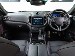 インテリアは12方向電動調整式フロントシート、ブラックピアノインテリアトリム、シートヒーター、シートベンチレーションが装備され、スポーティーな走りの楽しみと快適性を両立。