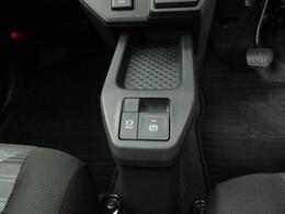 電動パーキングブレーキ＆オートブレーキホールド機能：指先で簡単ブレーキ操作。パーキングブレーキの戻し忘れがなくなったり、信号待ちや渋滞時ブレーキペダルから足を放しておけるので楽です。