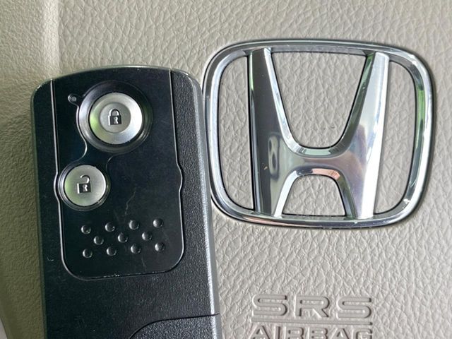 【Hondaスマートキー】カバンやポケットに入れたままでもドアの施錠・解錠が可能なスマートキーを装備。エンジンのオン・オフ時もカギを取り出す必要が無いからとっても便利です♪