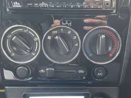 【エアコン】エアコン装備で室温調整も楽々です。快適な室温を素早く調整可能です。あなたのドライブを快適にします。