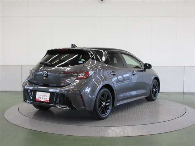 高級車の定番「ダブルウィッシュボーン式」のリヤサスペンションを採用。質感に優れた、心地よい乗車感を実現しています。