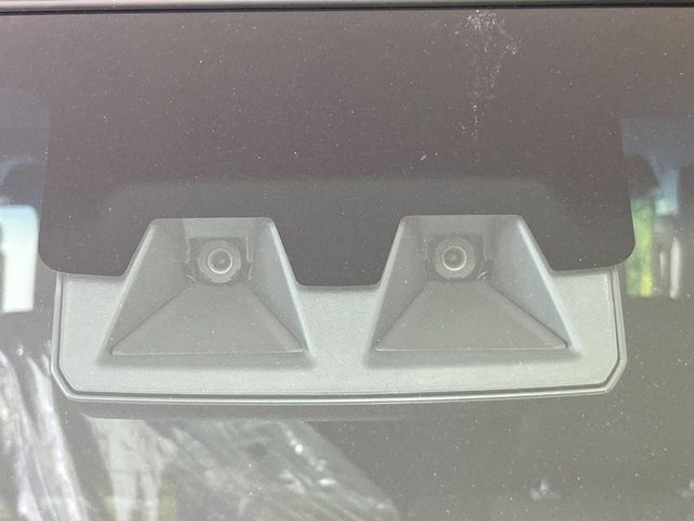 【スマートアシスト】走行中に前方の車両等を認識し、衝突しそうな時は警報とブレーキで衝突回避と被害軽減をアシスト。より安全にドライブをお楽しみいただけます。