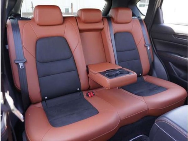 G-ベクタリングコントロールプラス（GVCPlus）は、ドライバーの素早いハンドル操作に対する車両の追従性を高めるとともに挙動の収束性をサポートします。特に後部座席では、揺れが少なく感じられます。