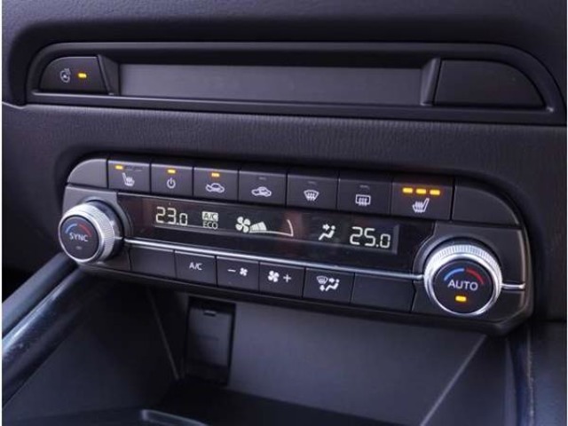 エアコンはフルオートエアコンですので、温度を設定すれば、快適な室内にできますよ☆
