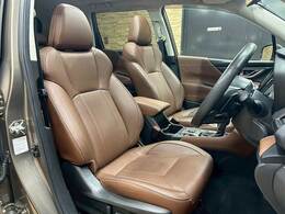 【レザーシート】ならではの高級感あふれる内装がこたわりのアイテム。見た目の高級感とより上質な座り心地をお楽しみください。