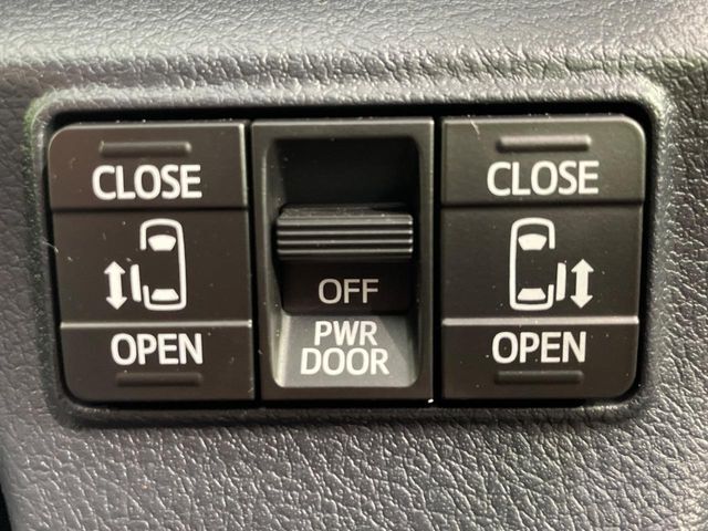 【両側パワースライドドア】スマートキーや運転席のスイッチで後席両側スライドドアの開閉が可能♪電動だから力を入れてドアを開ける必要が無く、小さなお子様でも簡単に開け閉めでき快適です♪