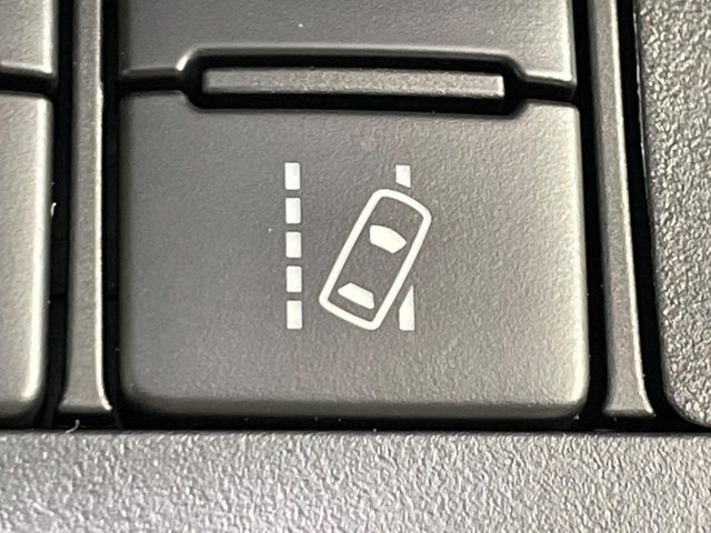 【レーントレーシングアシスト】高速道路走行時、車線からはみ出しそうになるとレーンの中央を走るようにステアリング操作をアシスト。より安全な運転をサポートしてくれます！