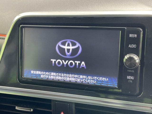 【純正ナビ】人気の純正ナビを装備しております。ナビの使いやすさはもちろん、オーディオ機能も充実！キャンプや旅行はもちろん、通勤や買い物など普段のドライブも楽しくなるはず♪