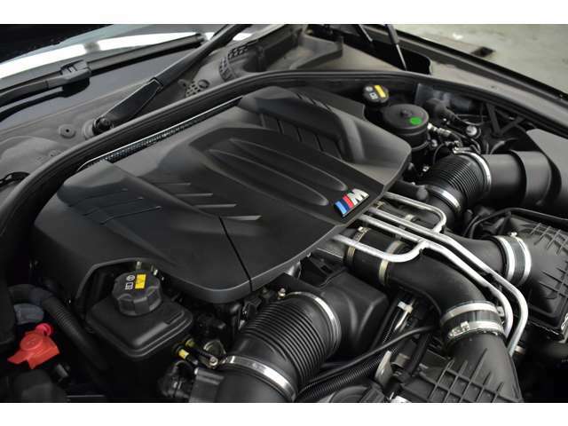 560馬力を誇る4.4リッター V8 ツインスクロールターボエンジンを搭載しております！BMWならではの駆け抜ける歓びを実感していただけます！