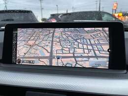 大画面ナビが装備されてますので初めて訪れる場所でも迷わずに目的地に到着できますね♪Bluetooth接続も可能ですので、ドライブも一層楽しくなりますよ♪その他機能満載なナビとなっております♪