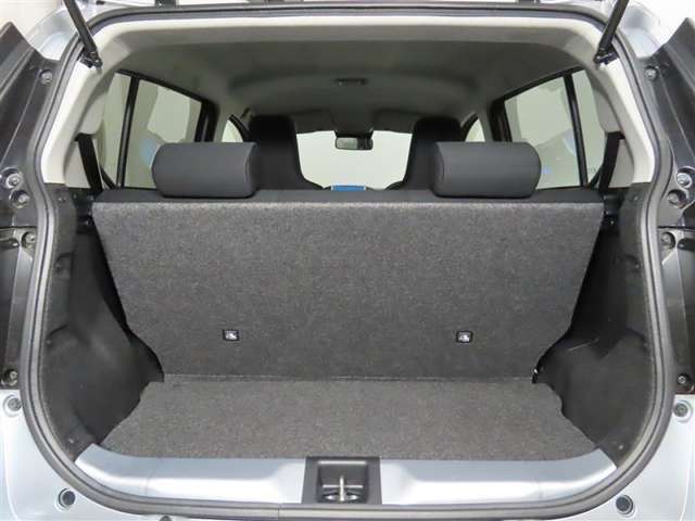 一本可倒式シートです。収納と乗車人数のバランスに優れています♪荷物の大きさに応じたラゲージスペースをフレキシブルに作り出せるので、シーンに応じた使い方ができます♪