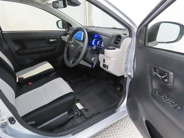 【禁煙車の定義】当店の定義・・・☆タバコ臭くない事☆コゲがない事☆灰皿等の喫煙器具が未使用の事　以上3項目をクリアした場合【禁煙車】と表示します。（現状を表しています。過去の事は、断定できません。）