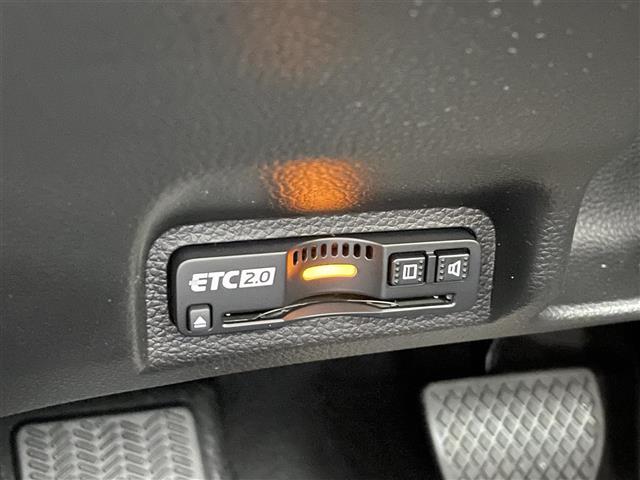 【ETC】有料道路を利用する際に料金所で停止することなく通過できる、ETC車載器（ノンストップ自動料金収受システム機器）が装備されています。セットアップを行うことで利用可能になります。