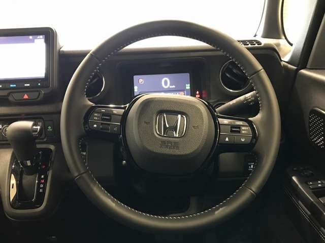 運転している間、長く触れているものだから手になじむハンドルがいいですよね。本革巻のステアリングは乗れば乗るほど手になじんでいきます。