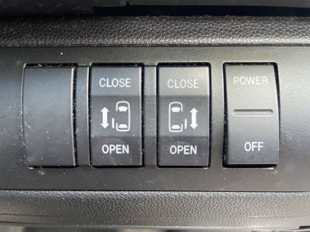 両側パワースライドドアになりますので利便性◎です♪運転席側や後席のスイッチやキーで開け閉めが可能でございます♪小さなお子様でも安心して乗り降りすることが出来ます♪