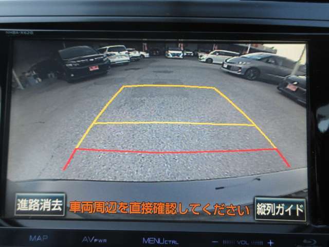 バックが苦手な方は必見！ライン表示付きのバックモニターが障害物を映し出してくれます！